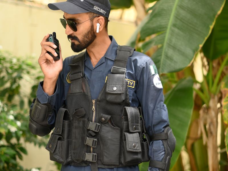 الأمن والنقل والمواصلات — زي رجال الأمن